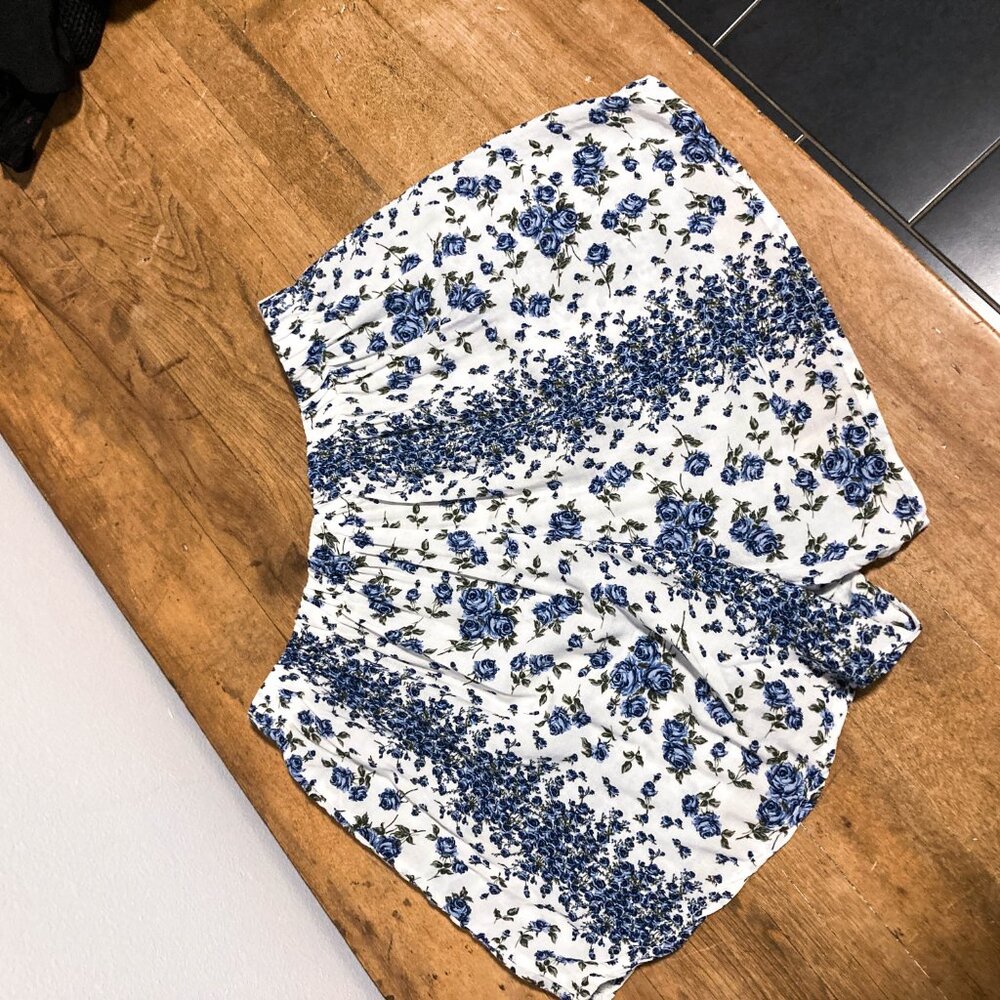 Brandy Melville Blue Floral Shorts - Picture 11 of 12